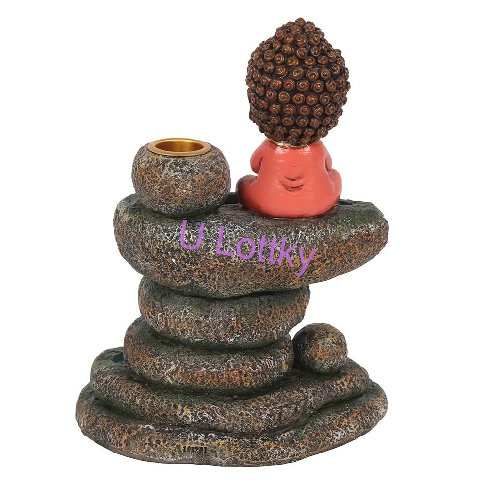 Červený Buddha na jezírku
