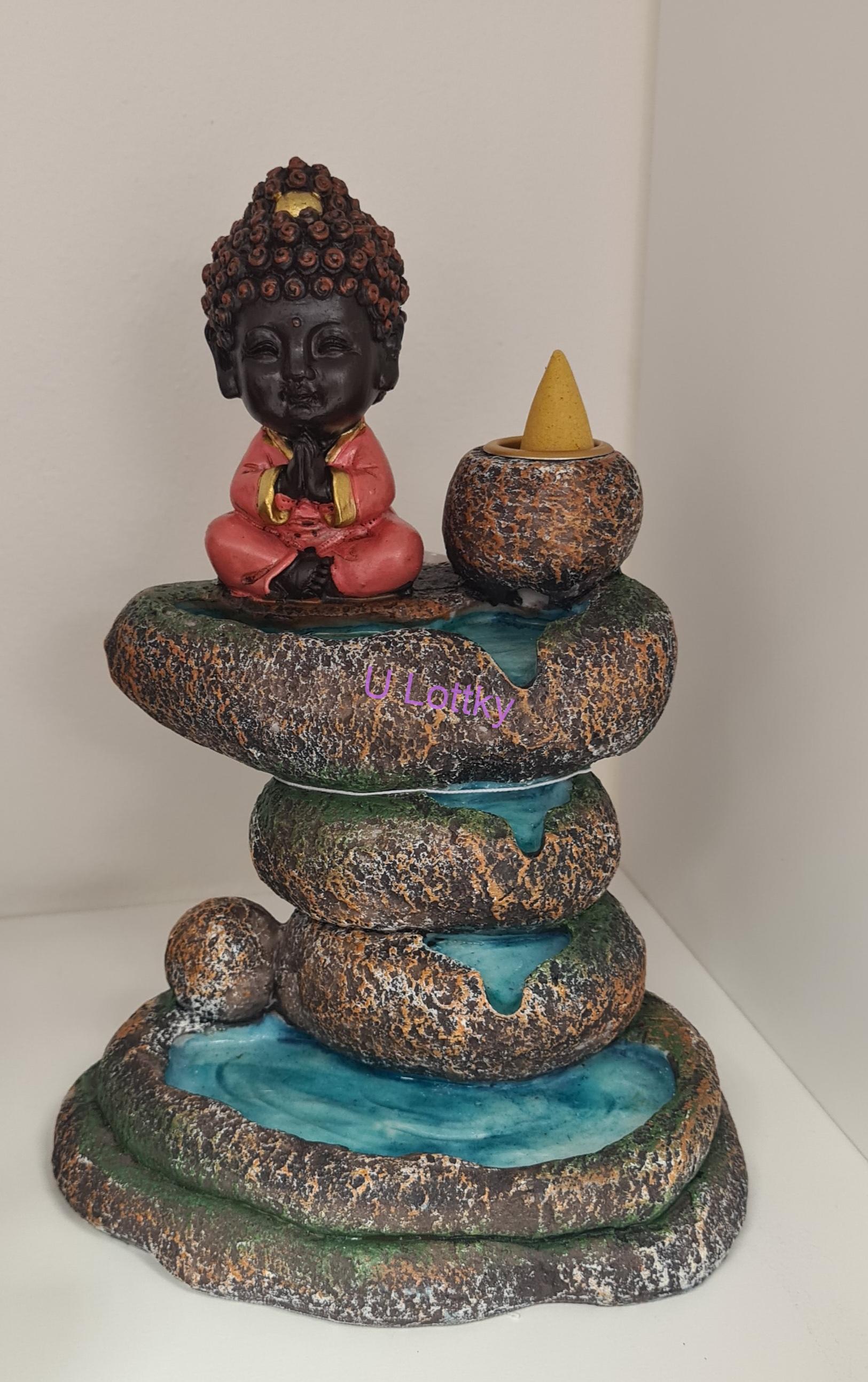 Červený Buddha na jezírku